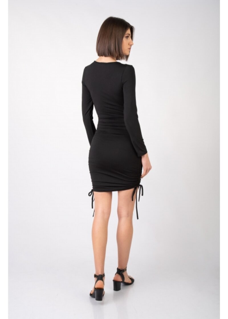 Mini dress with goldes rings and front opening and rolled-up on the side