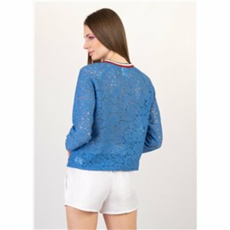 BLOUSE WITH LONG SLEEVE AND LACE FOR DESIGN