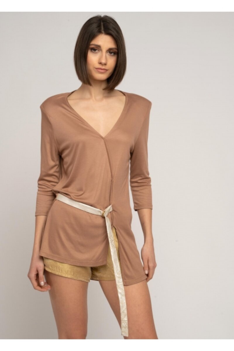 BLOUSE WITH MEDIUM SLEEVE AND FAUX LEATHER BELT