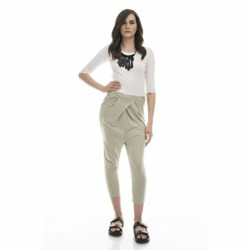 Capri pants with pleats on the front