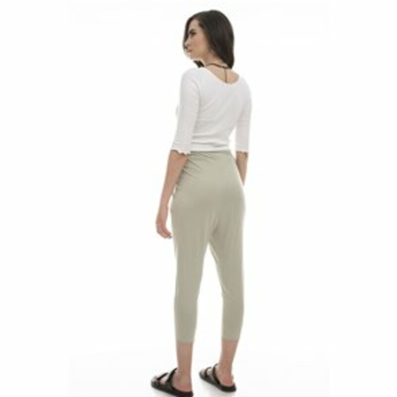 Capri pants with pleats on the front