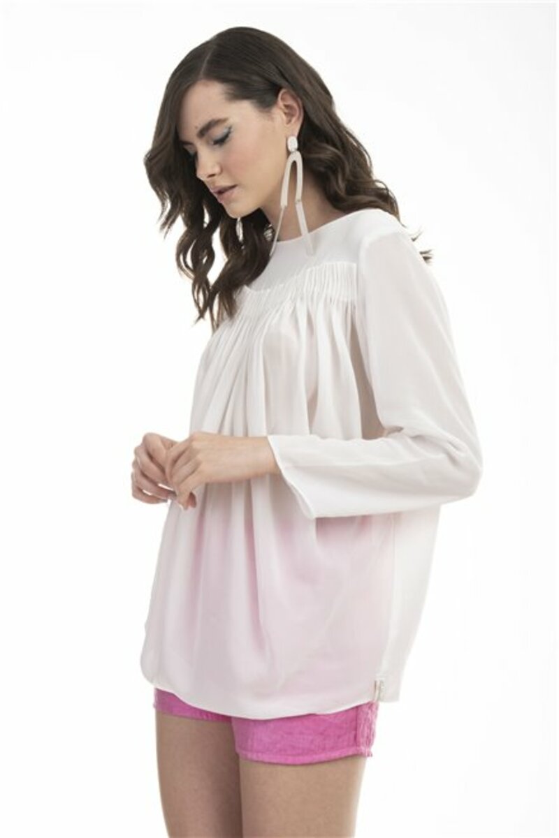 Long-sleeved blouse with a chest strap