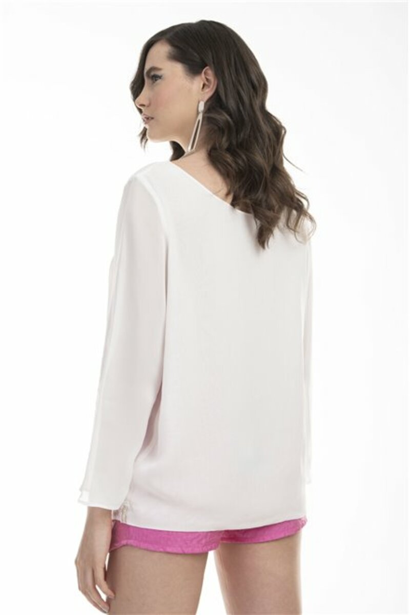 Long-sleeved blouse with a chest strap
