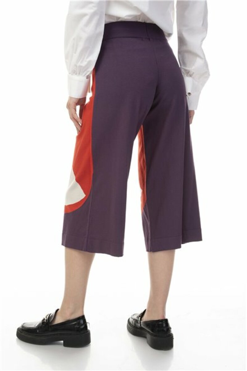 Two-tone capri pants