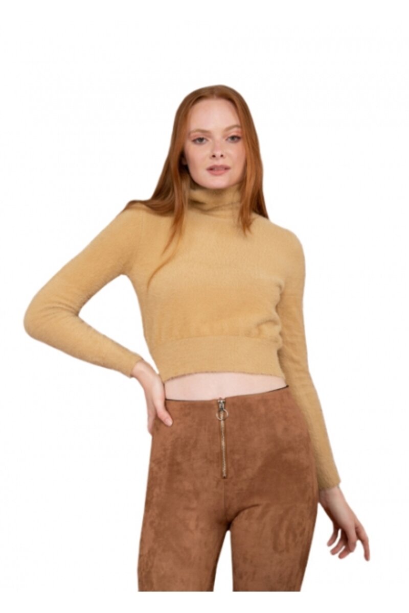 Knitted crop top with fur