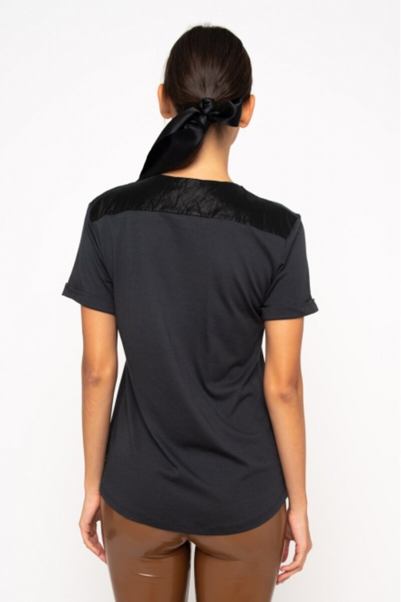 BLOUSE WITH SHORT SLEEVE AND JEWEL ON THE NECK